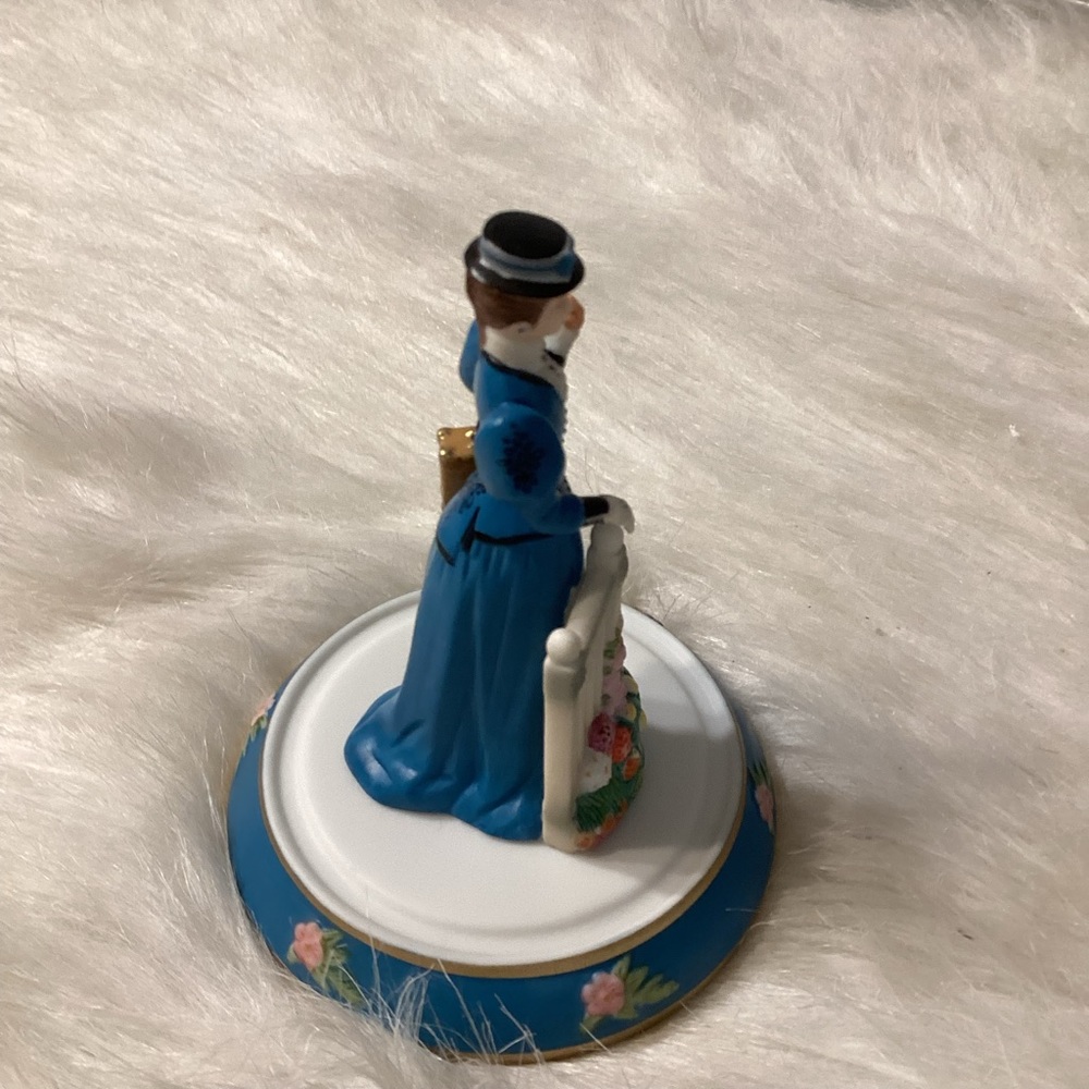 Avon Miniature Mrs. Albee w/Dome - Picture 6 of 8